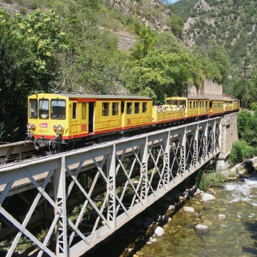 Train jaune et Pyrénées -...